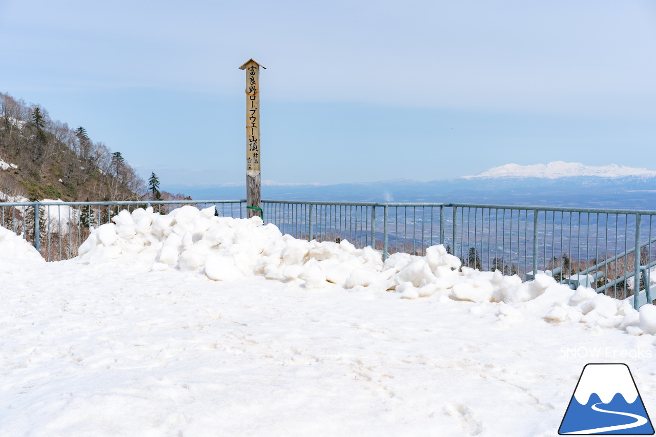 富良野スキー場｜高度感たっぷり、標高900ｍの別世界。大雪山系を望む絶景と春雪を思いっきり楽しみましょう！